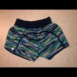 Lululemon Tracker blue and green pattern size 6